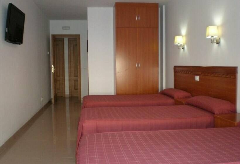 חדר סטנדרט לשלושה, Arenas Palas