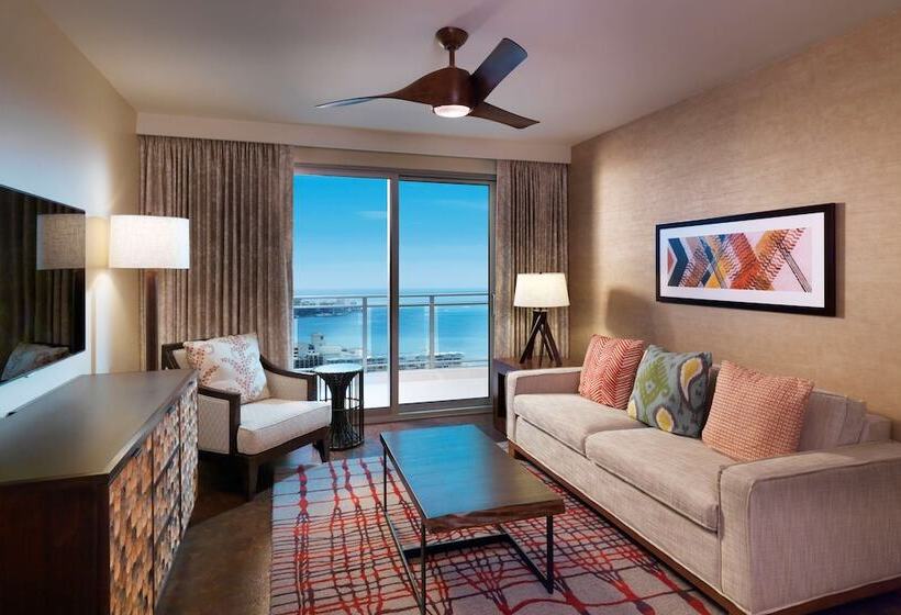 스위트 킹사이즈 침대, Hilton Grand Vac Club The Grand Islander Waikiki Honolulu