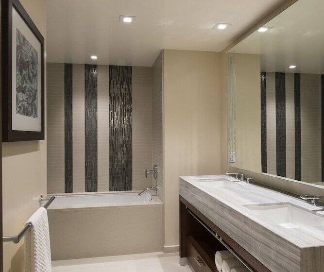 Люкс Адаптированный для Инвалидов, Hilton Grand Vac Club The Grand Islander Waikiki Honolulu