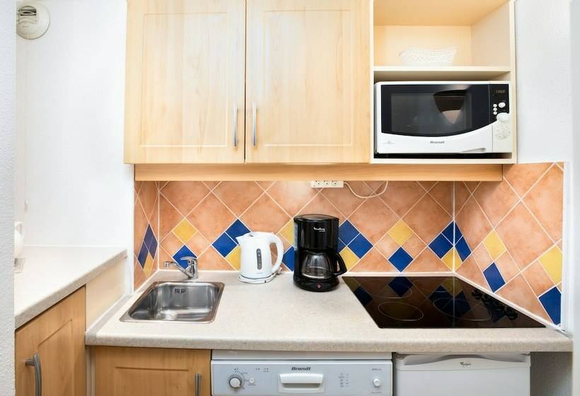 شقة غرفة واحدة, Sowell Family Port Grimaud