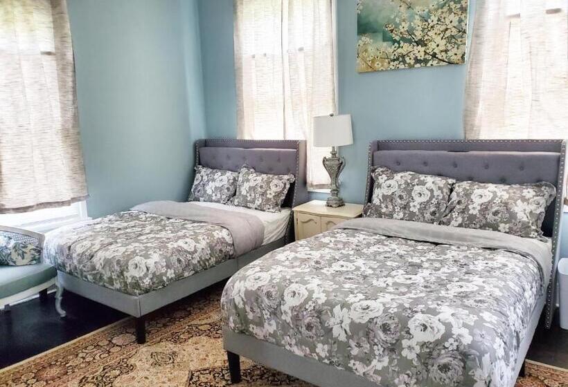 خانه 4 خوابه, Spacious Historic Home W/ Yard & Deck!