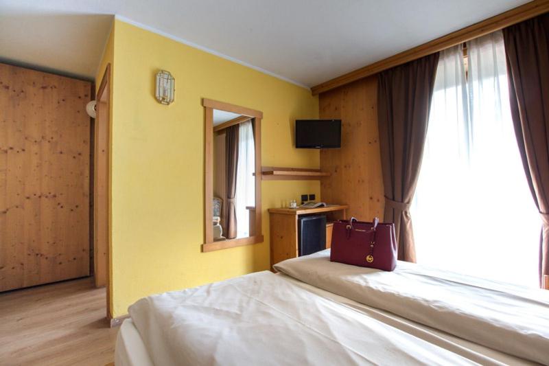 スタンダードトリプルルーム, Angelica