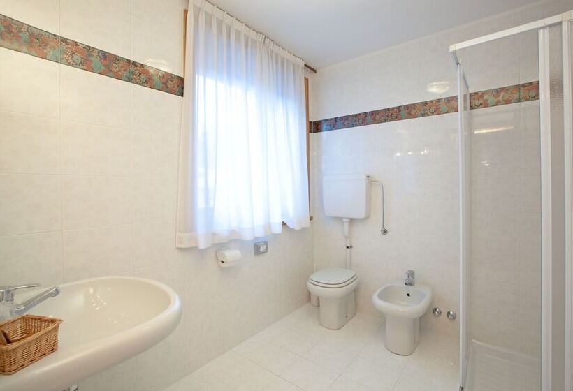 スタンダードトリプルルーム, Angelica