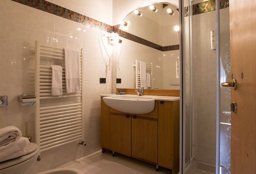 スタンダードトリプルルーム, Angelica