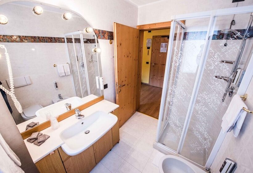 スタンダードトリプルルーム, Angelica