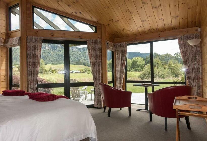 מיטת קינג בסוויטה, Astelia Lodge