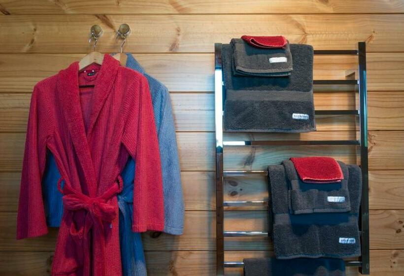 מיטת קינג בסוויטה, Astelia Lodge