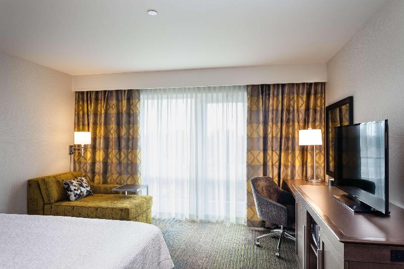 חדר סטנדרט עם מרפסת, Hampton Inn & Suites By Hilton Seattle/northgate