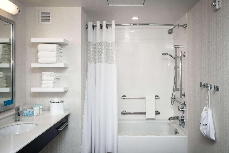 חדר סטנדרט עם מרפסת, Hampton Inn & Suites By Hilton Seattle/northgate