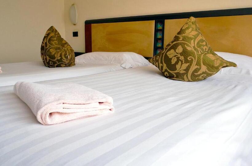 이코노미 룸, Majestic Palace