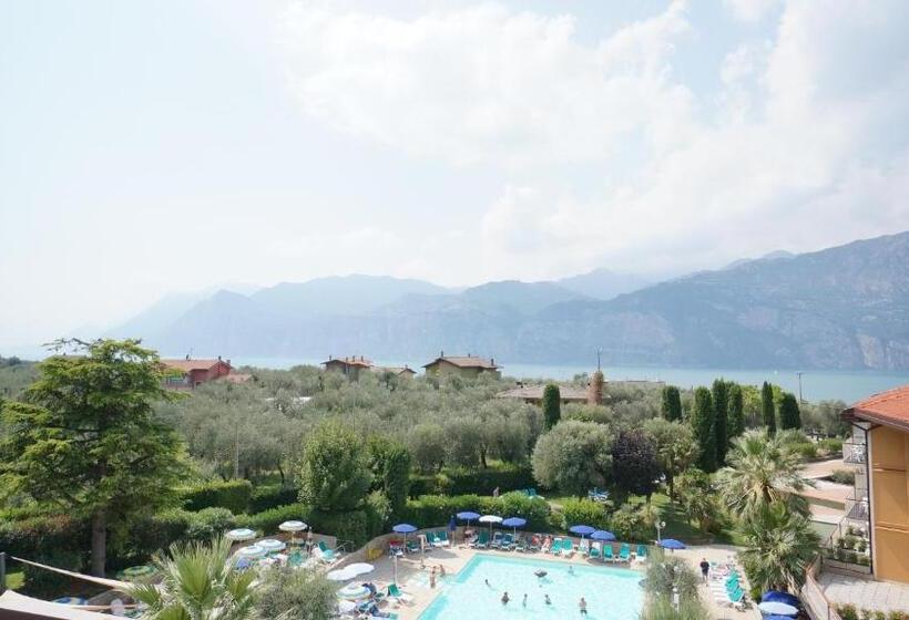 이코노미 룸, Majestic Palace