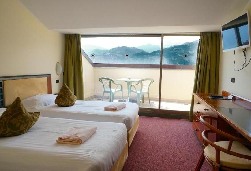 이코노미 룸, Majestic Palace