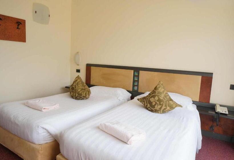 이코노미 룸, Majestic Palace