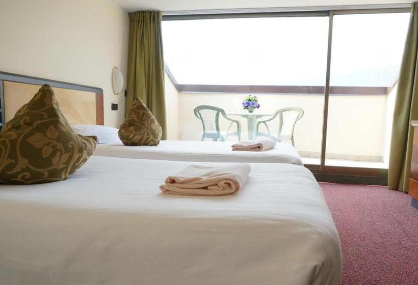 이코노미 룸, Majestic Palace