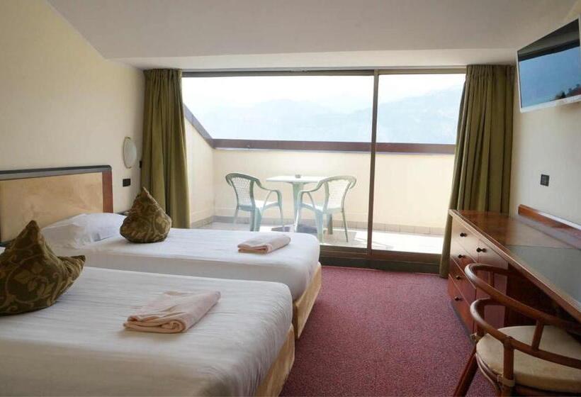 이코노미 룸, Majestic Palace