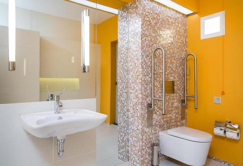 سوییت جونیور با بالکن, Radisson Blu Hotel & Convention Centre Kigali