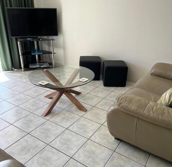 شقة غرفة واحدة, Sea Mist Palms