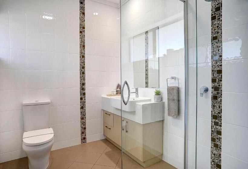 Студия Стандарт, Limani Motel