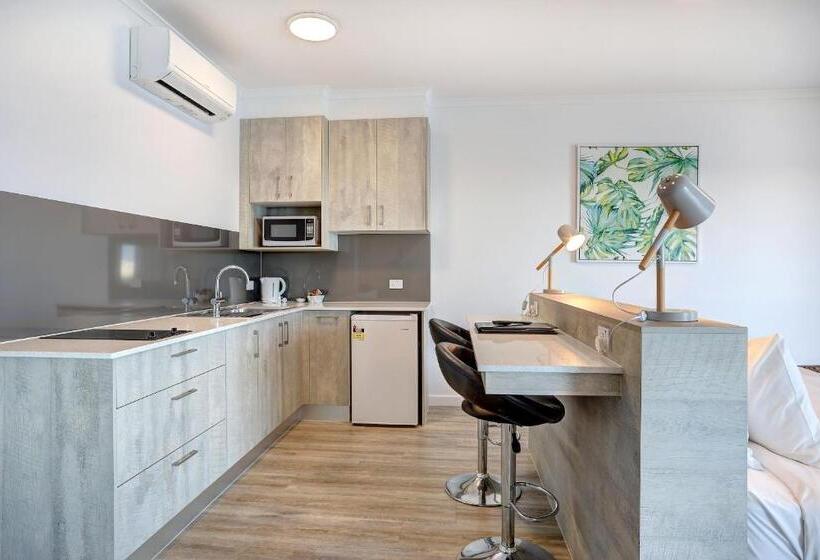 Студия Стандарт, Limani Motel