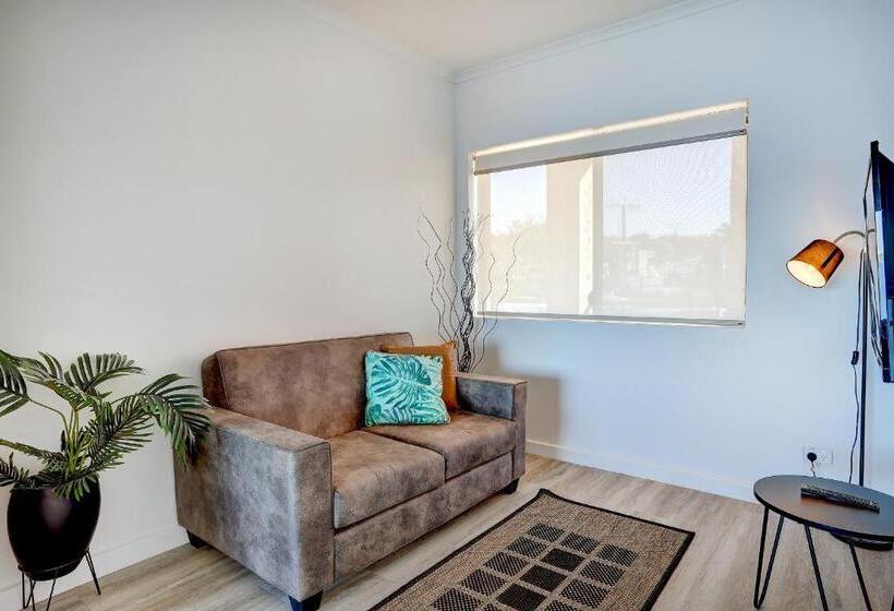 Студия Стандарт, Limani Motel