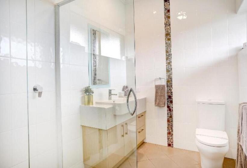 Студия Стандарт, Limani Motel