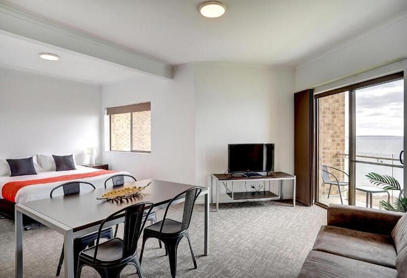 Студия Стандарт, Limani Motel