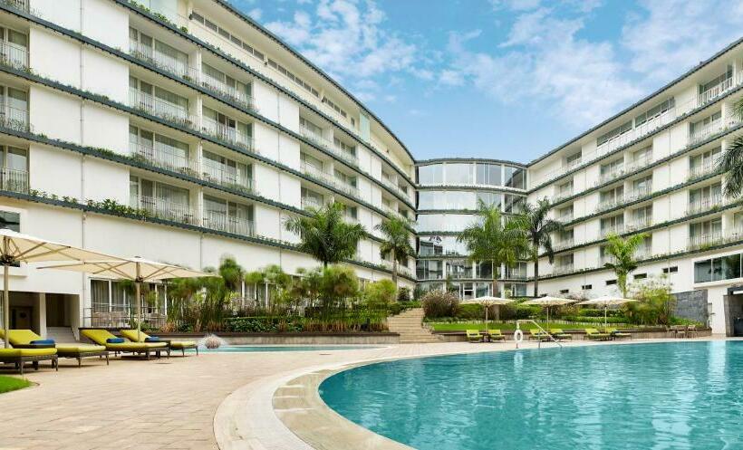 اتاق سوپریور با بالکن, Radisson Blu Hotel & Convention Centre Kigali