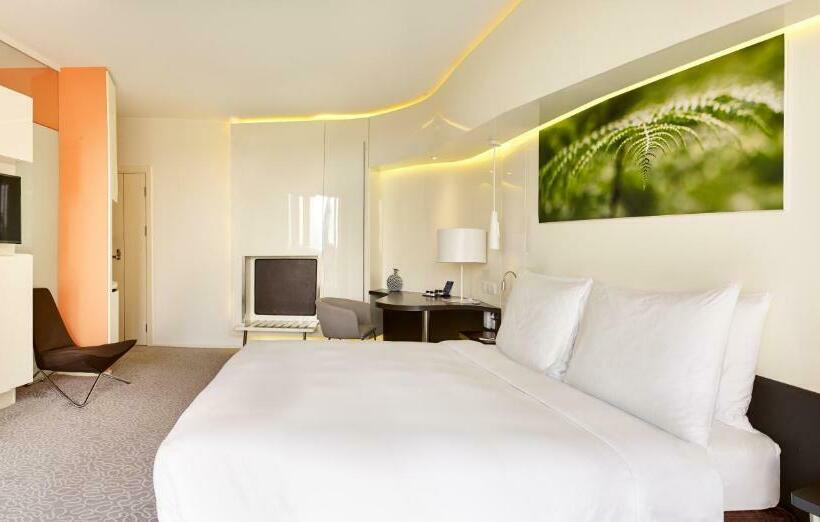 اتاق سوپریور با بالکن, Radisson Blu Hotel & Convention Centre Kigali