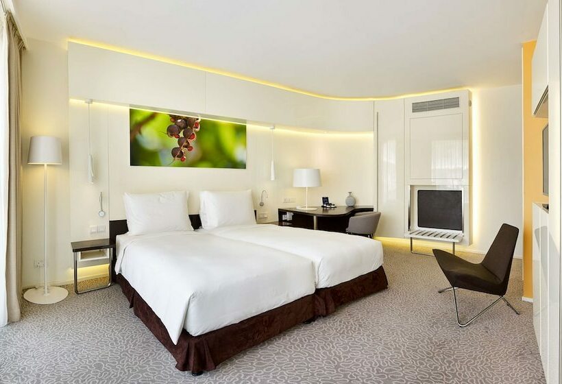 اتاق سوپریور با بالکن, Radisson Blu Hotel & Convention Centre Kigali