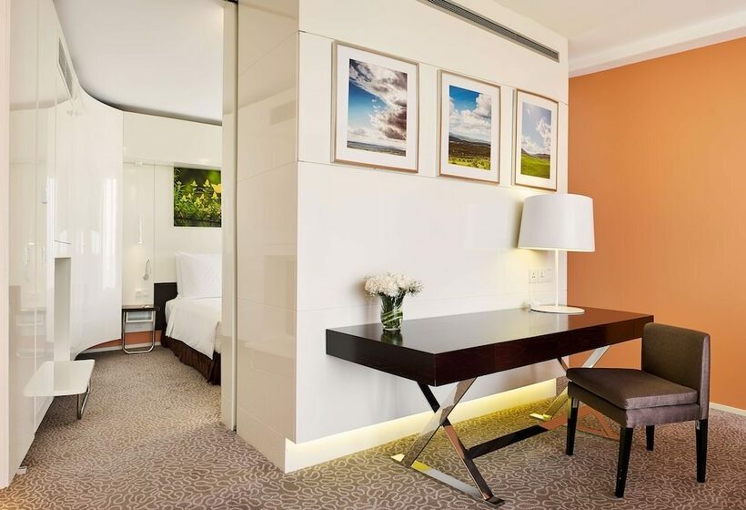 اتاق سوپریور با بالکن, Radisson Blu Hotel & Convention Centre Kigali