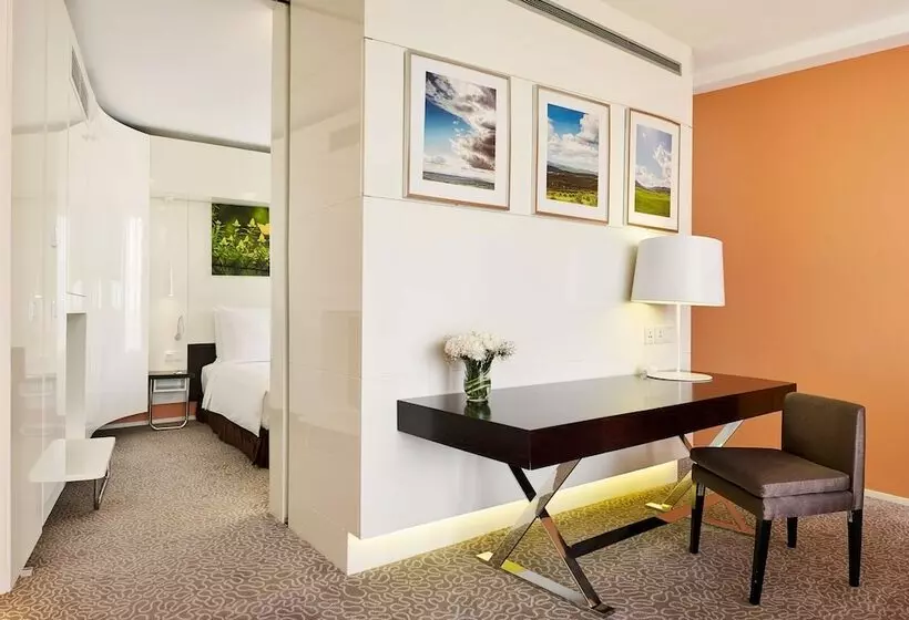 اتاق سوپریور با بالکن, Radisson Blu Hotel & Convention Centre Kigali