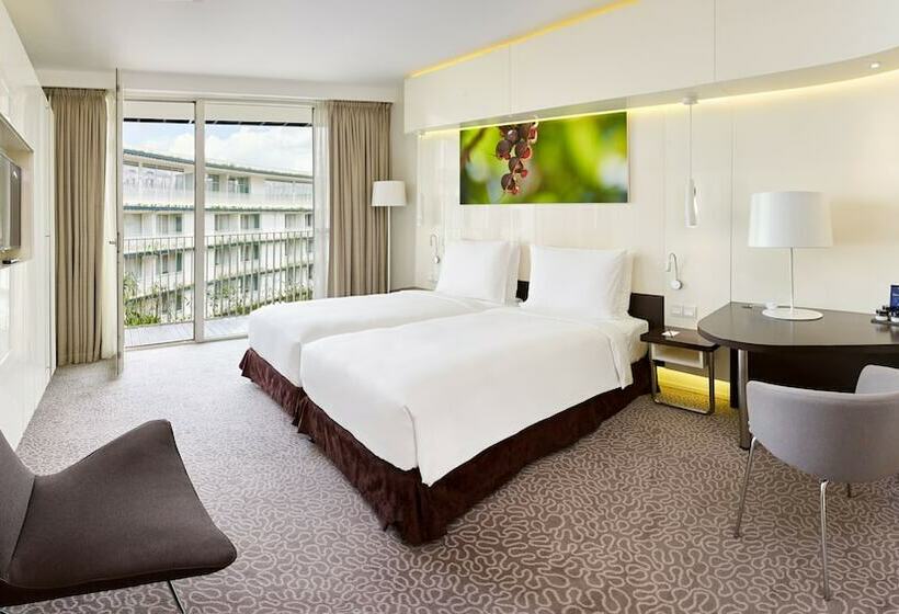 اتاق سوپریور با بالکن, Radisson Blu Hotel & Convention Centre Kigali