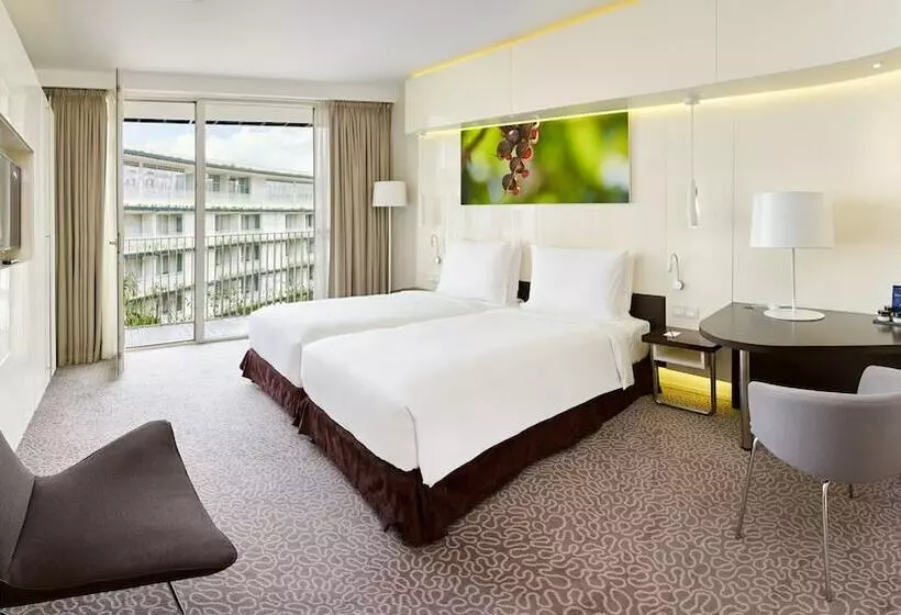 اتاق سوپریور با بالکن, Radisson Blu Hotel & Convention Centre Kigali