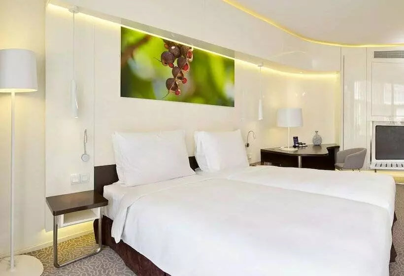 اتاق سوپریور با بالکن, Radisson Blu Hotel & Convention Centre Kigali