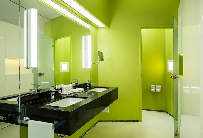 اتاق سوپریور با بالکن, Radisson Blu Hotel & Convention Centre Kigali