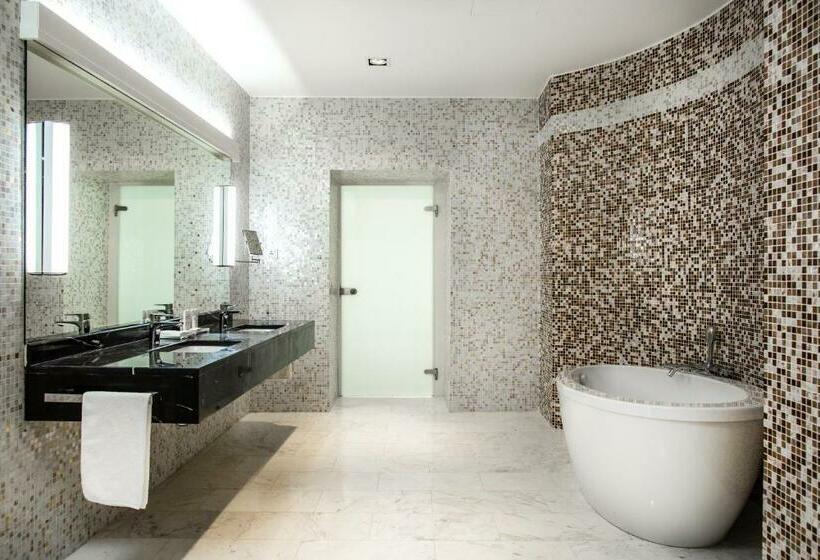 سوئیت رویال, Radisson Blu Hotel & Convention Centre Kigali