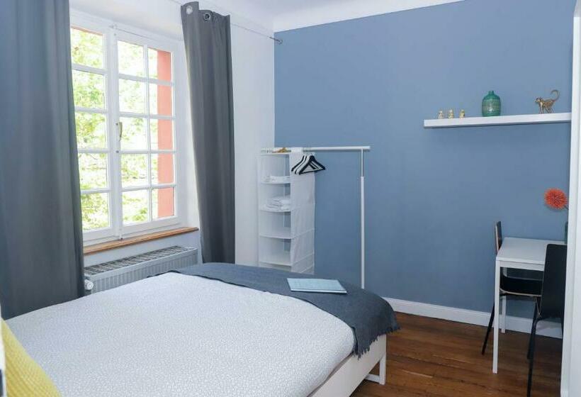 اتاق استاندارد با سرویس بهداشتی مشترک, The Red House