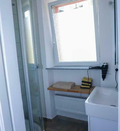 اتاق استاندارد با سرویس بهداشتی مشترک, The Red House