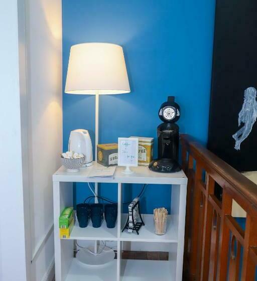 اتاق استاندارد چهارنفره با سرویس بهداشتی مشترک, The Red House