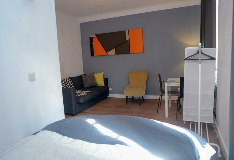 اتاق استاندارد چهارنفره با سرویس بهداشتی مشترک, The Red House