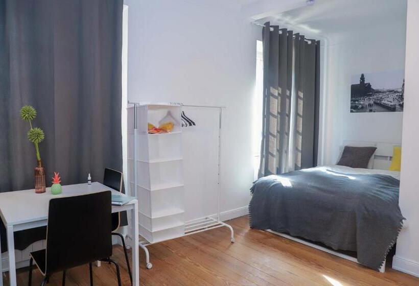 اتاق استاندارد چهارنفره با سرویس بهداشتی مشترک, The Red House