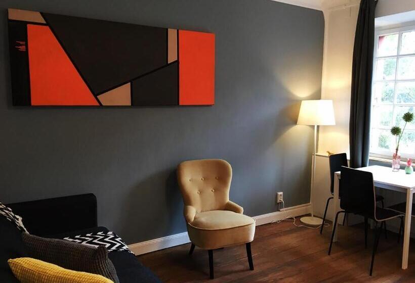 اتاق استاندارد چهارنفره با سرویس بهداشتی مشترک, The Red House