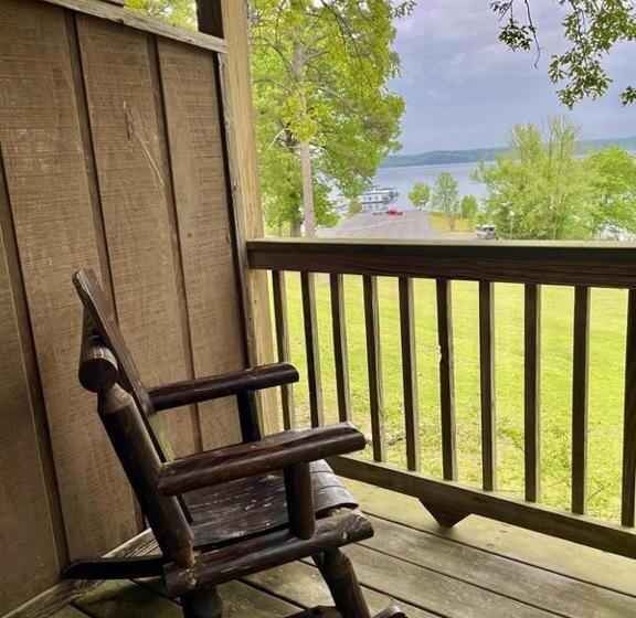 패밀리 룸, Lake View Queen Guest Room With Two Queens, Sleeper Sofa And Patio Overlooking Lake Ouachita,