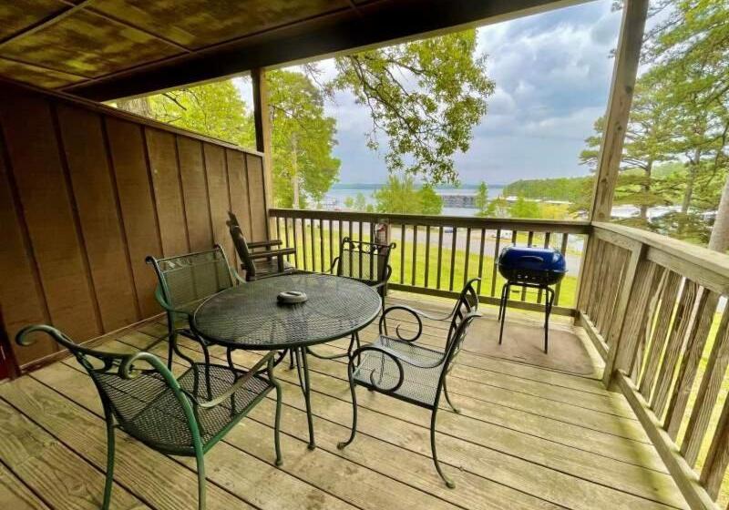 패밀리 룸, Lake View Queen Guest Room With Two Queens, Sleeper Sofa And Patio Overlooking Lake Ouachita,