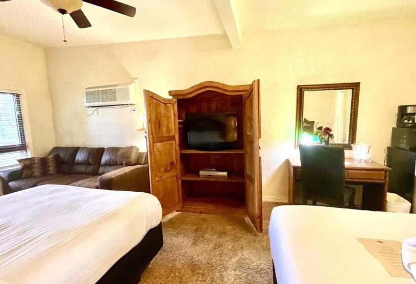 패밀리 룸, Lake View Queen Guest Room With Two Queens, Sleeper Sofa And Patio Overlooking Lake Ouachita,
