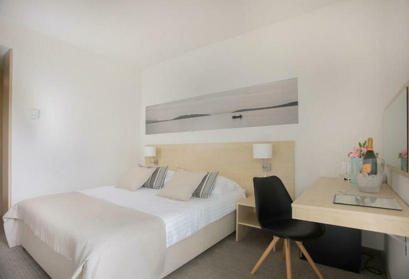 غرفة كلاسيكية مطلّة علي البحر, Villa Arausa