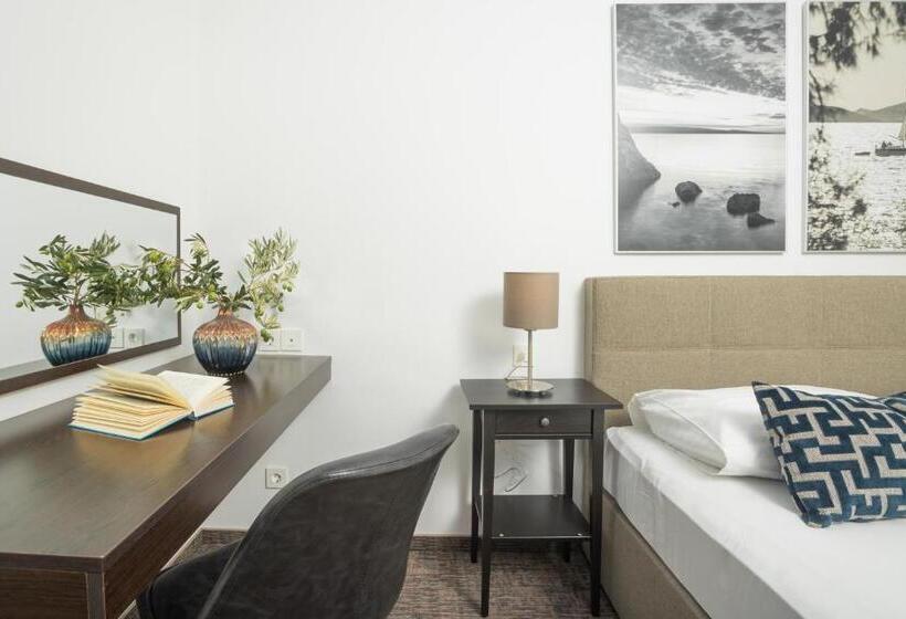 غرفة كلاسيكية مطلّة علي البحر, Villa Arausa