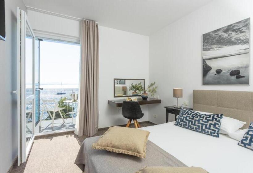 غرفة كلاسيكية مطلّة علي البحر, Villa Arausa