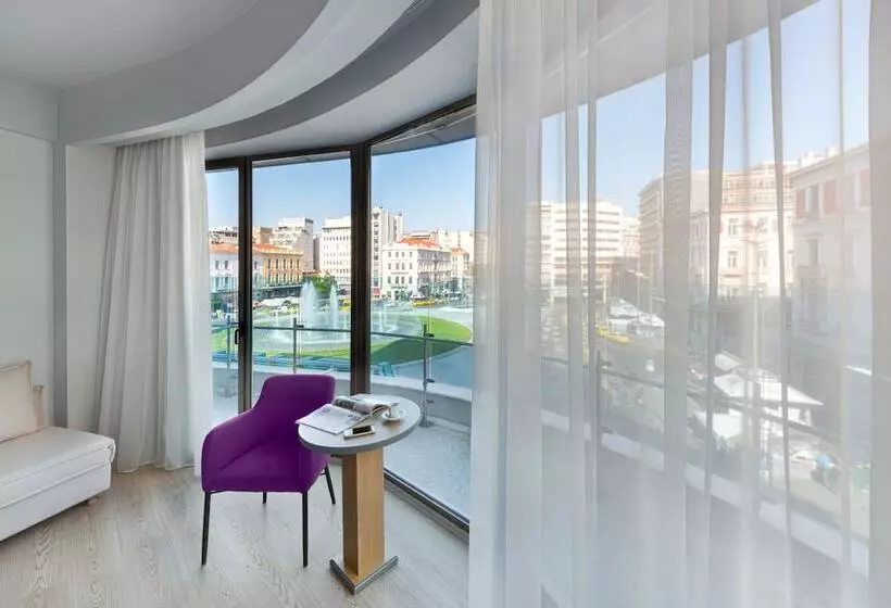 سوئیت با چشم‌انداز, Athens Tiare By Mage Hotels