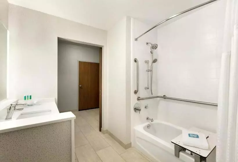 身障者適用クイーンサイズベッドルーム, Holiday Inn Express & Suites Salisbury, An Ihg